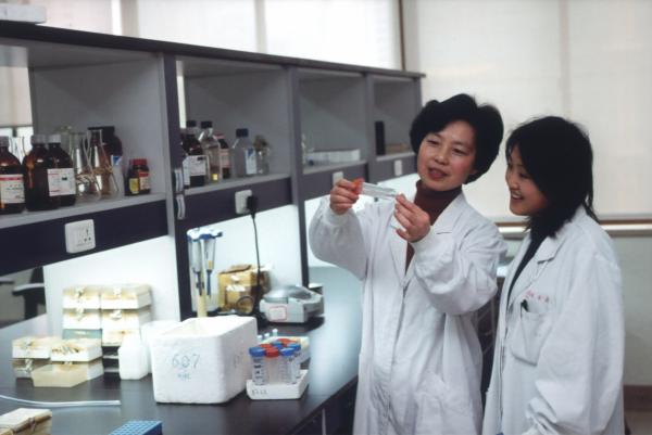 上海科技最高奖 女科学家陈赛娟利用砒霜治疗白血病