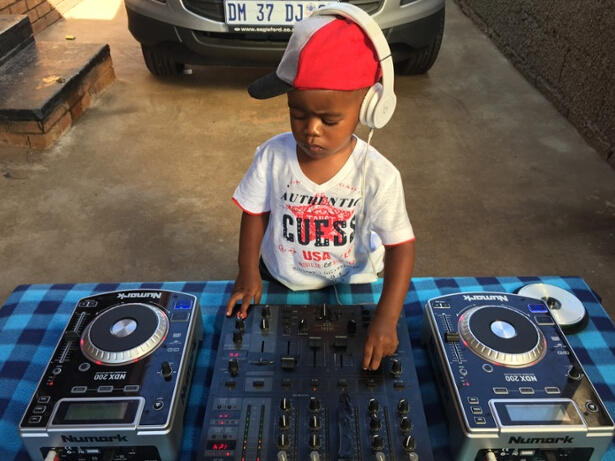 2岁时的Arch Jnr 南非神童DJ