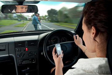 “开车看手机”应当等同“酒后驾车”被重罚