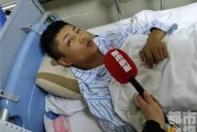 300多斤铁门突然倒下 18岁小伙双手撑门救下幼童