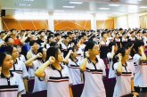 2021广东“新高考”第一年_校长颁发“梦想号”高铁票
